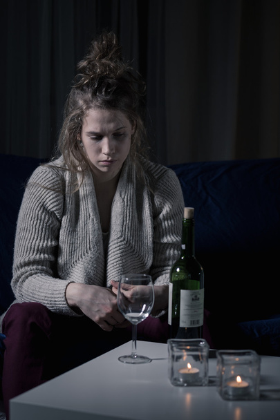 Alcoholic woman at night - Foto, Bild