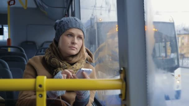 Nainen matkustaja katselee ulos bussin ikkunasta
 - Materiaali, video