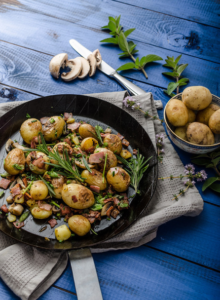 Cowboy potatoes with bacon and herbs - Fotografie, Obrázek
