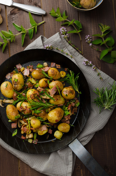 Cowboy potatoes with bacon and herbs - 写真・画像