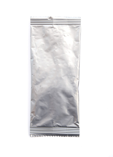 Пакет алюмінієвої фольги ізольовано на білому тлі (відсічний контур
) - Фото, зображення