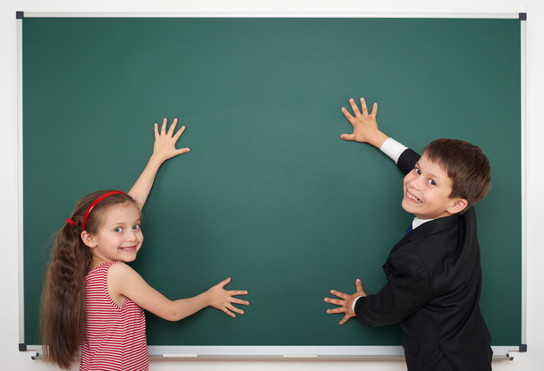 jongen en meisje schrijven op school board - Foto, afbeelding