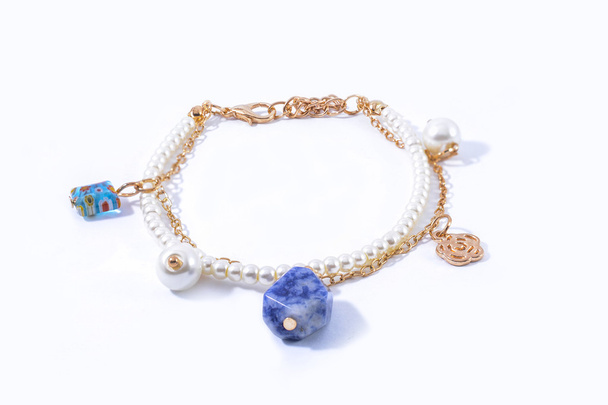 pulsera con perlas y colgantes aislados en blanco
 - Foto, imagen