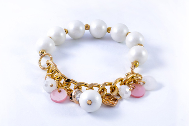 pulsera con perlas y colgantes aislados en blanco
 - Foto, Imagen