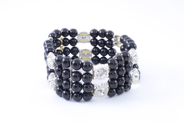 Bracelet noir avec perles sur fond blanc
 - Photo, image