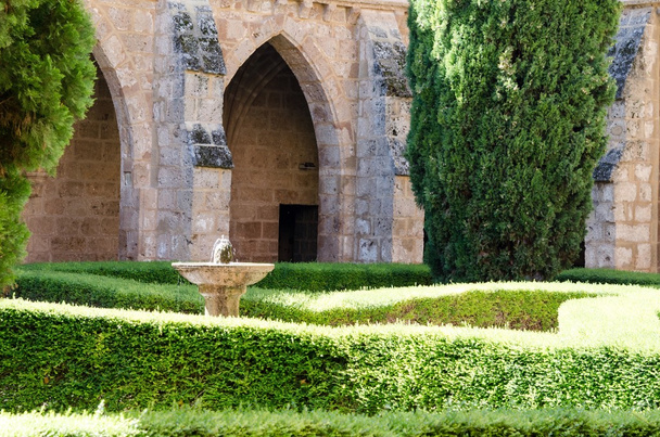 Binnenplaats van de beroemde Monasterio de Piedra - Foto, afbeelding