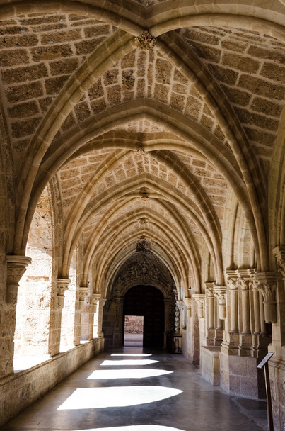 Patio del famoso Monasterio de Piedra
 - Foto, Imagen
