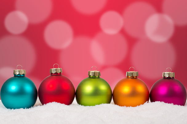 Барвисті різдвяні кульки на фоні ряду прикраси з sno
 - Фото, зображення