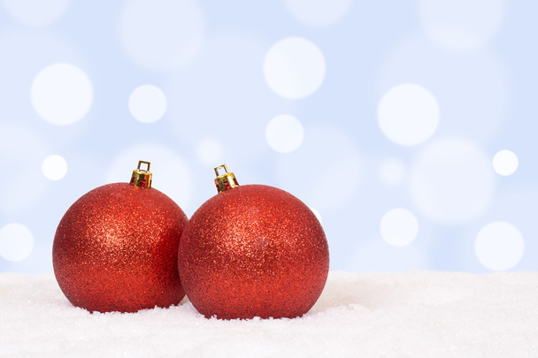 Red Christmas balls background decoration with copyspace - 写真・画像
