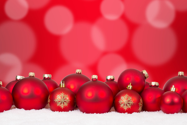 Biglietto natalizio palline rosse decorazione con copyspace
 - Foto, immagini