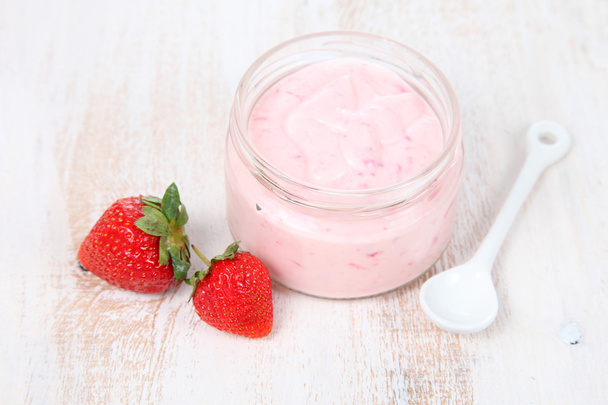 Strawberry yogurt and ripe strawberry  - Foto, Imagen