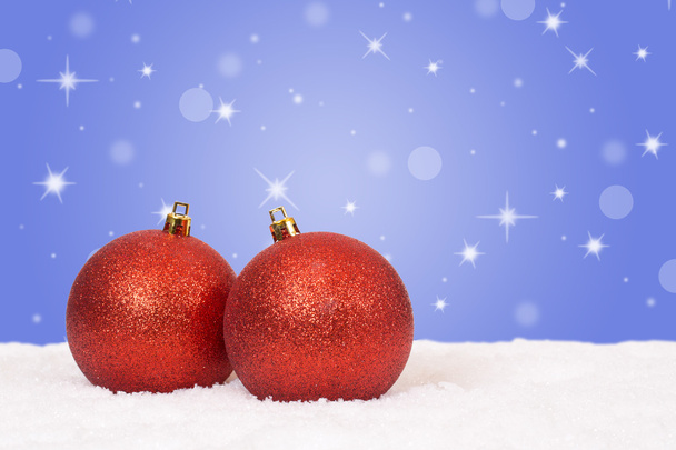 Червоні різдвяні кульки прикраса зі снігом і сніжинками
 - Фото, зображення