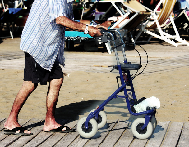 homme âgé marchant avec Walker sur la plage
 - Photo, image