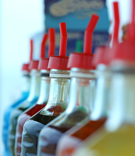 muitas garrafas de xarope colorido para preparar sorvetes
 - Foto, Imagem