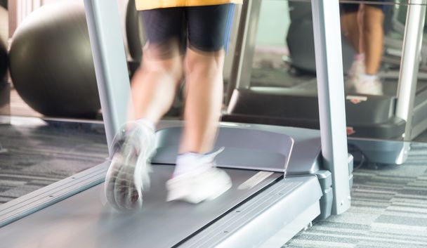 Mujer desconocida corriendo con movimiento con cinta de correr
 - Foto, imagen