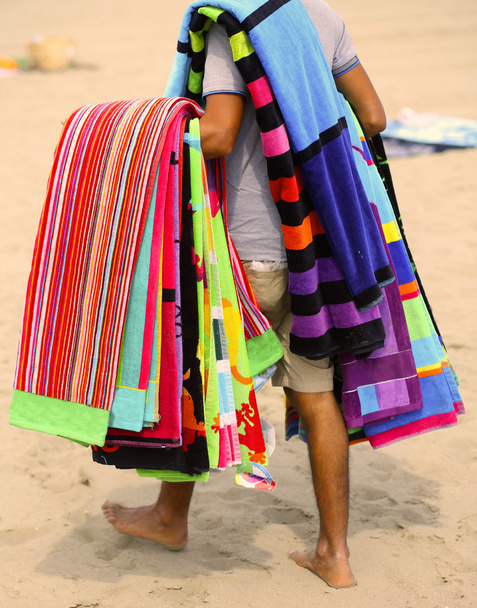 seyyar satıcı, havlular ve plaj havlusu yaz aylarında sahilde - Fotoğraf, Görsel