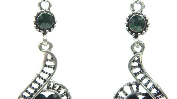 Biżuterią kolczyki z zielony szmaragd klejnot jasne kryształy - Materiał filmowy, wideo