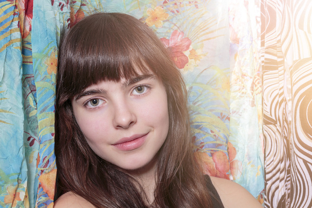 portret to piękna nastolatka i jej szafa, z boke - Zdjęcie, obraz