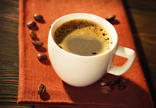 Kopje koffie op servet - Foto, afbeelding