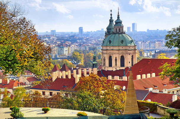 malerisches Sommer-Luftbild der Altstadtarchitektur in Pr. - Foto, Bild