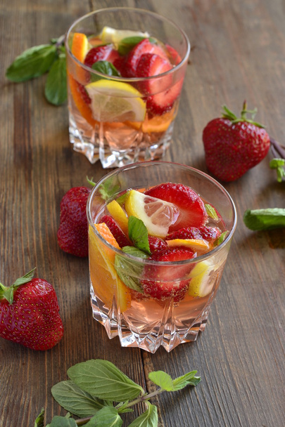 イチゴと柑橘類のさわやかな夏の飲み物 - 写真・画像