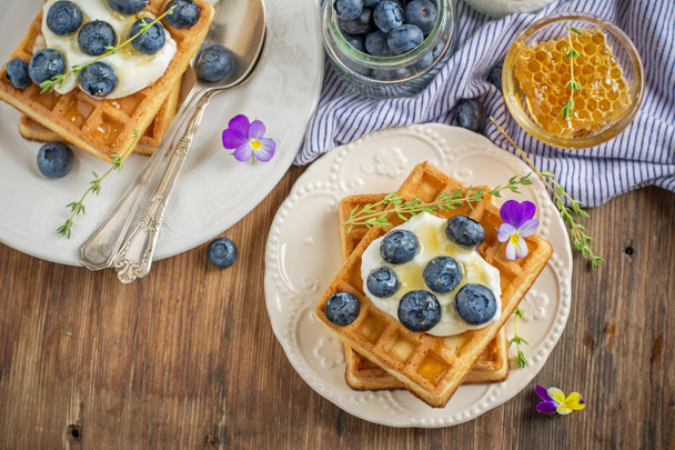 Homemade fresh crispy waffles for breakfast with blueberries and honey - Foto, Imagen