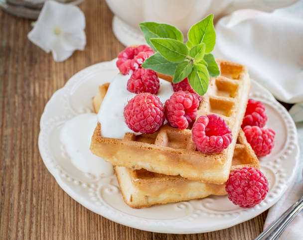 Crispy wafers with cream and fresh raspberries for breakfast - Foto, Bild