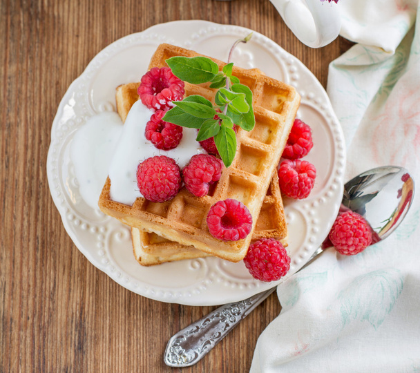 Crispy wafers with cream and fresh raspberries for breakfast - 写真・画像