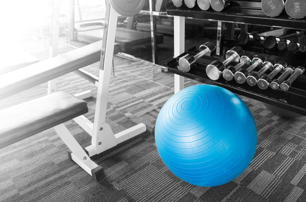 Fitnessruimte met bal, dumbell en andere apparatuur met glanzende  - Foto, afbeelding