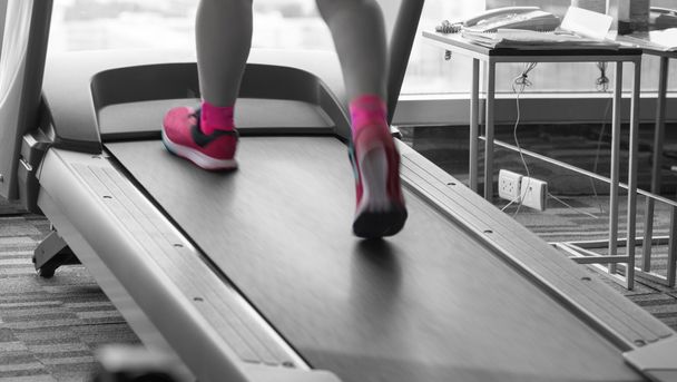 Unknown woman with pink shoes running in treadmill split pink bl - Valokuva, kuva