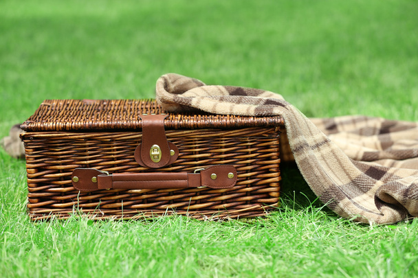 Wicker picnic basket  and plaid - Foto, immagini