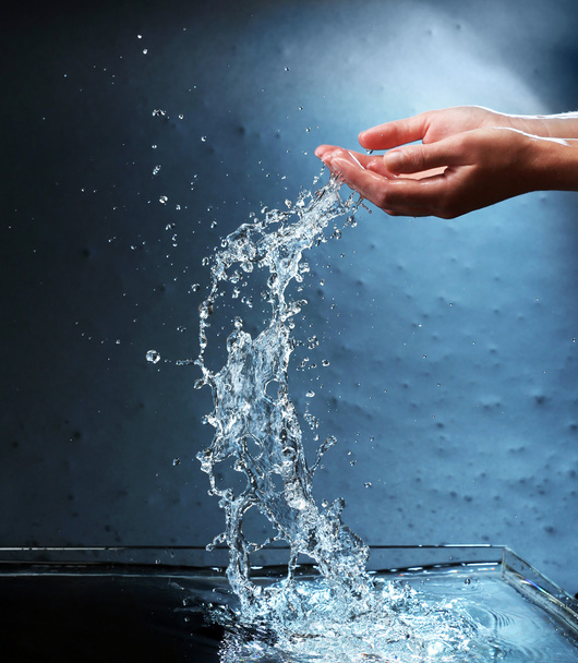 Жіночі руки з бризками води
 - Фото, зображення