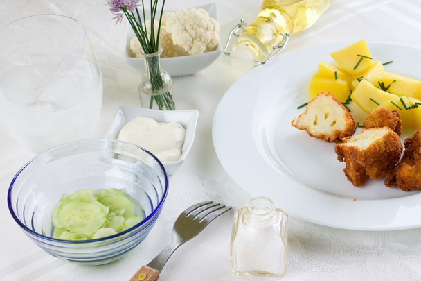 Set mesa con coliflor empanada
 - Foto, Imagen