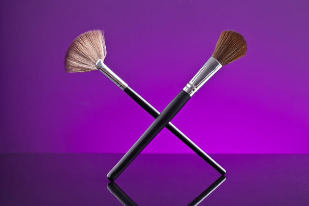 Pinsel puder palet kosmetikerin make-up schminken - Foto, afbeelding