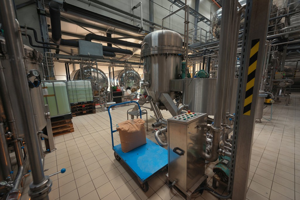 Bir alkol Fabrikası'nın endüstriyel iç - Fotoğraf, Görsel