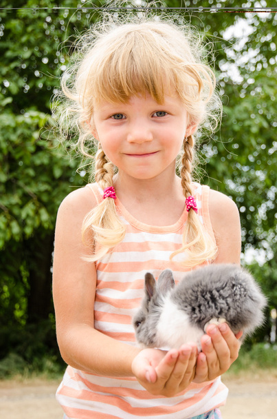 girl with young bunny rabbit - Foto, Imagen
