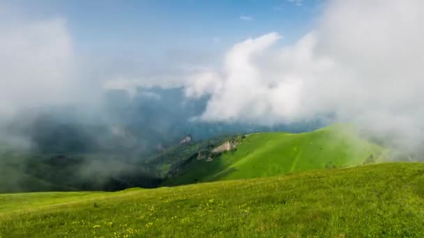 Idő telik el. Oroszország, a Kaukázus hegység alpesi rétek fölött felhők képződése. - Felvétel, videó