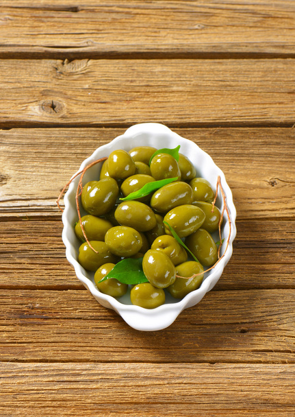 свіжими зеленими оливками
 - Фото, зображення