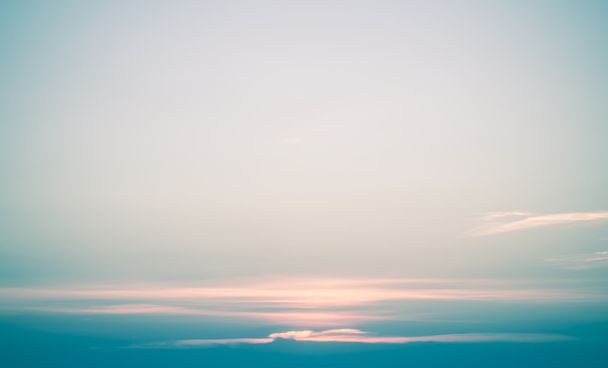 ciel bleu avec coucher de soleil style vintage flou
 - Photo, image
