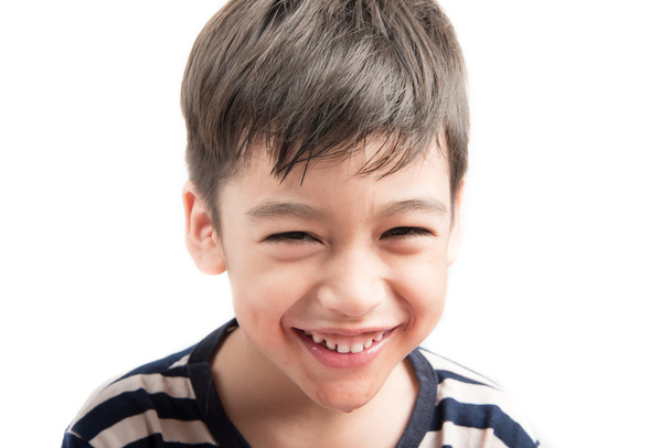 Μικρό αγόρι πορτρέτο από κοντά πρόσωπο σε άσπρο φόντο - Φωτογραφία, εικόνα