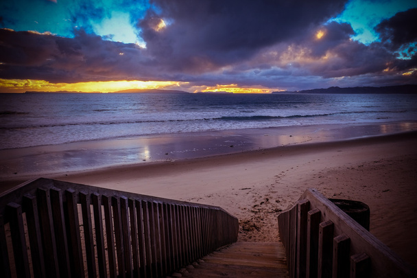 otamaranta. hiekkarannalle johtava portaikko. pilvistä taivasta s
 - Valokuva, kuva