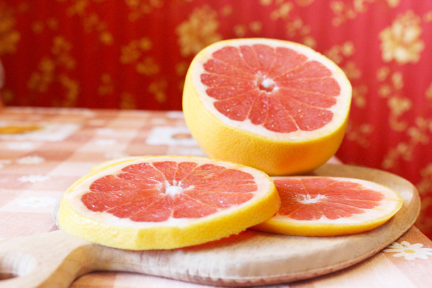Grapefruitrot in Stücke geschnitten - Foto, Bild