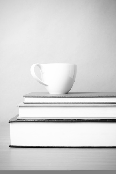 stoh knihy kávy šálek černé a bílé barvy tónu stylem - Fotografie, Obrázek