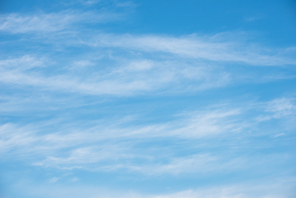 Mavi gökyüzü arka plan yumuşak beyaz bulutlar ile  - Fotoğraf, Görsel