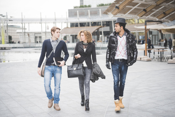 Gente de negocios multirraciales que trabajan en la ciudad
 - Foto, imagen