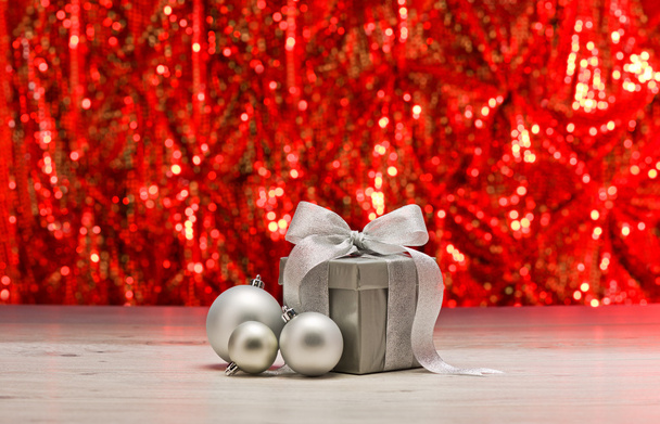 Zilver aanwezig en kerstballen  - Foto, afbeelding