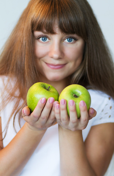 girl and green apples - 写真・画像