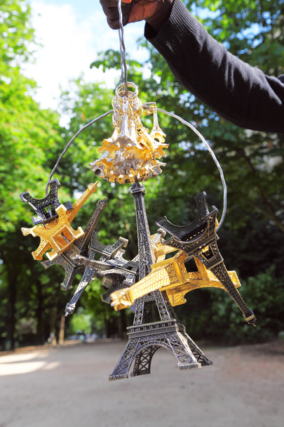 Estatuillas de la torre Eiffel venta ilegal
 - Foto, Imagen