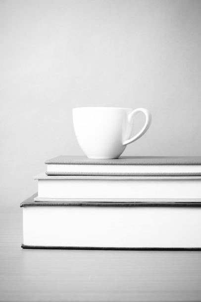 στοίβα του βιβλίου με καφέ φλιτζάνι μαύρο και άσπρο χρώμα τόνο στυλ - Φωτογραφία, εικόνα