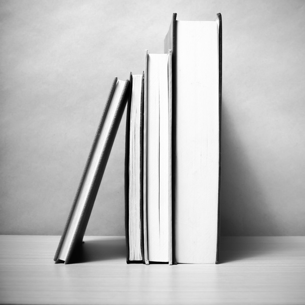 stand up book estilo de tono de color blanco y negro
 - Foto, Imagen